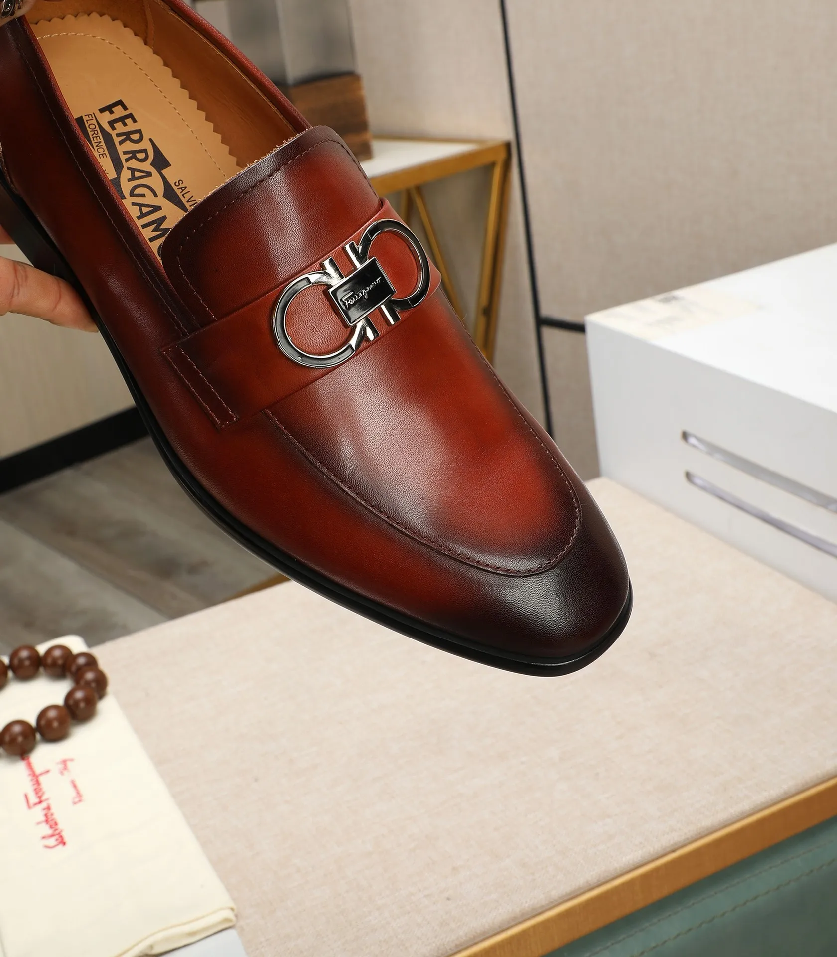 Men's shoes 💰540📛📛(water-dyed cowhide) Salvatore Ferragamo high-end (Salvatore Ferragamo) is the world's top luxury footwear brand. It comes from the fashion kingdom of Italy and is famous all over the world for its traditional handmade design and novel styles...🚶🏻🚶🏻New suit shoes are available simultaneously at the counter. This model is purely handmade. The fabric is imported from Italy's original first-layer cowhide. Soft water-dyed cowhide lining. Original authentic outsole🌀🌀Size: 38➖44 (45 customized)